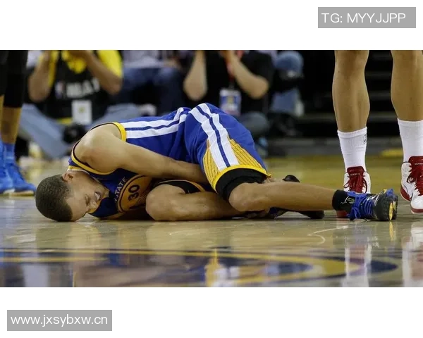 库里透露上半场扭伤脚踝情况不严重期待尽快恢复状态